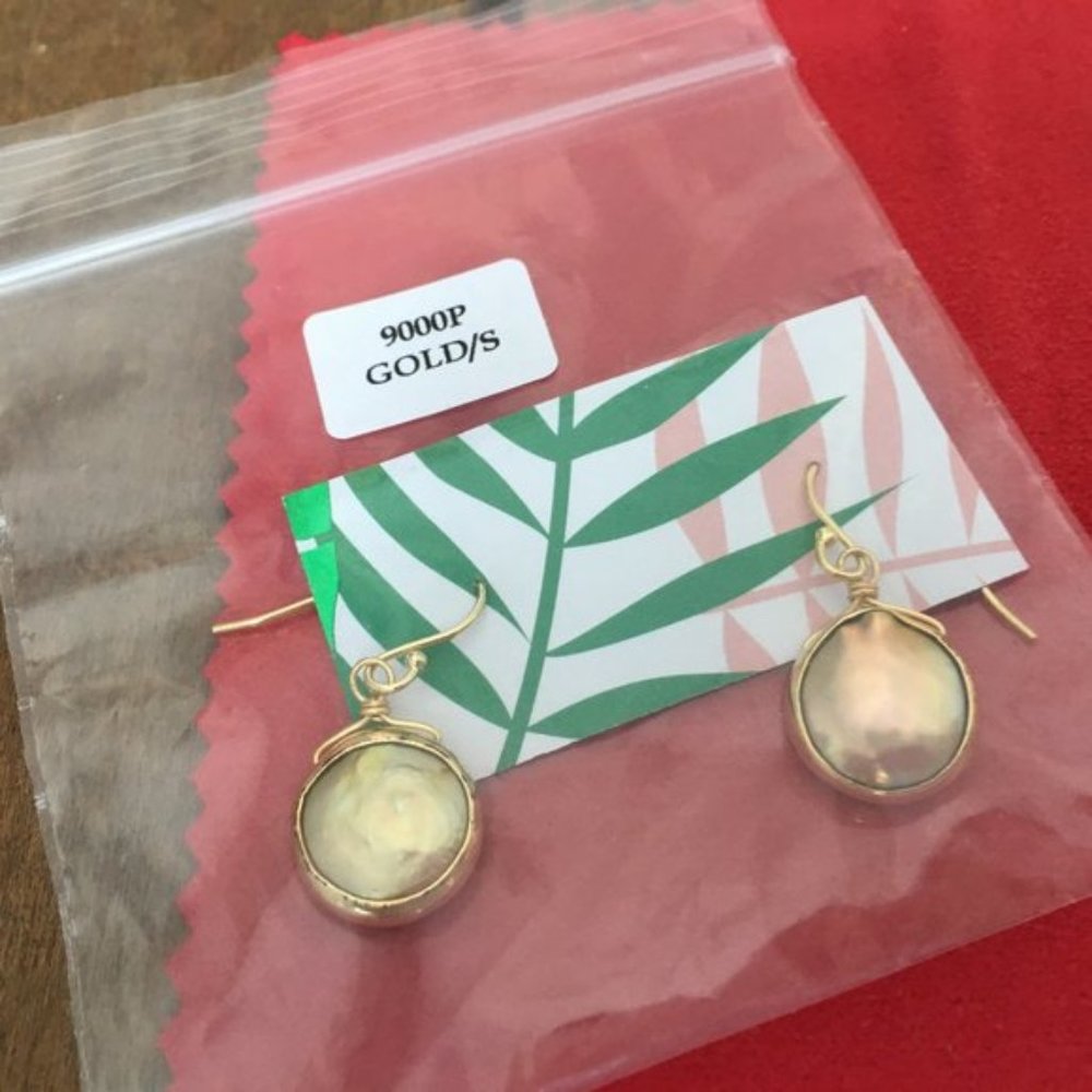 NWT Gold pearl earrings